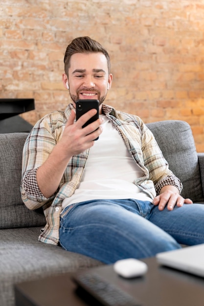 Homme à la maison ayant un appel vidéo avec la famille