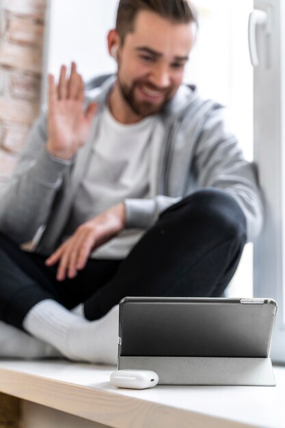 Homme à la maison ayant un appel vidéo avec la famille