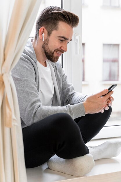 Homme à la maison ayant un appel vidéo avec la famille