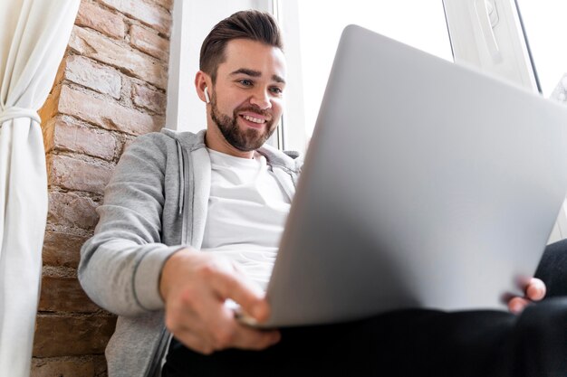 Homme à la maison ayant un appel vidéo avec la famille