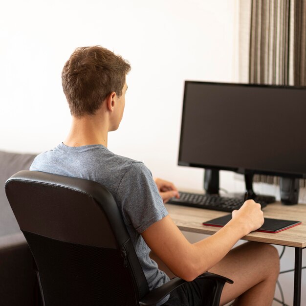 Homme à la maison en quarantaine travaillant