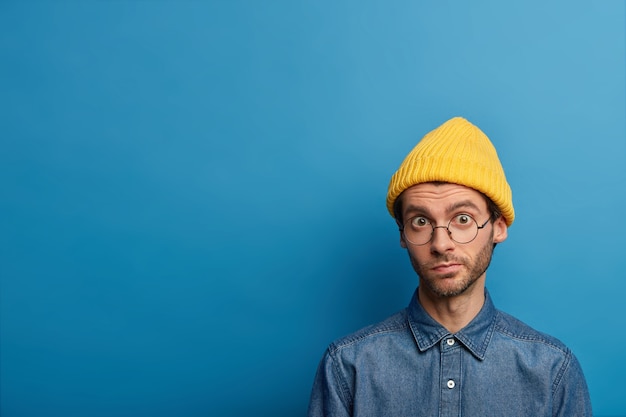 Un Homme Mal Rasé Découvre Une Rumeur Curieuse, A L'air Surpris Et Abasourdi, Fasciné Par Quelque Chose, Vêtu De Vêtements élégants