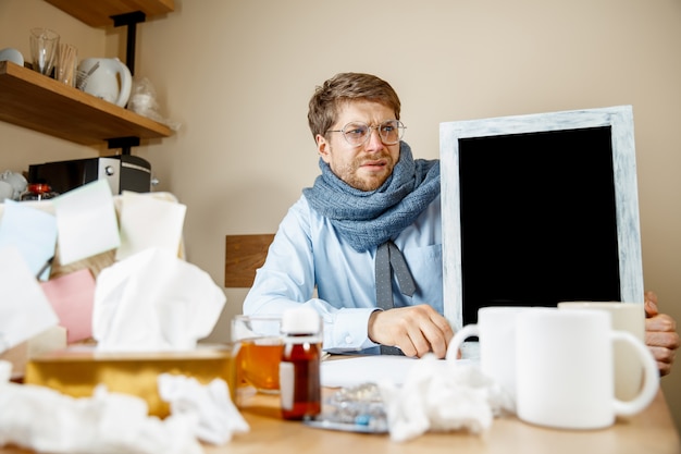 Homme malade alors qu'il travaillait au bureau, un homme d'affaires a attrapé une grippe saisonnière.