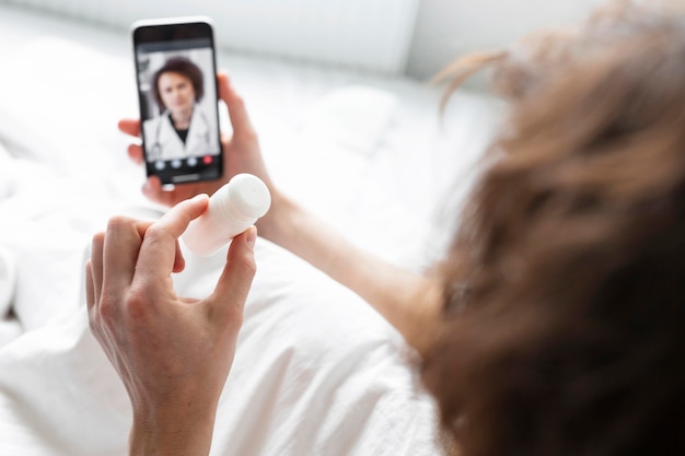 Homme malade ayant un appel vidéo avec un médecin