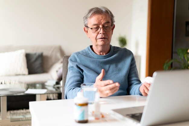 Homme malade de coup moyen avec appareil