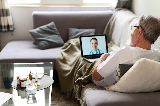 Photo gratuite homme malade plein coup sur canapé