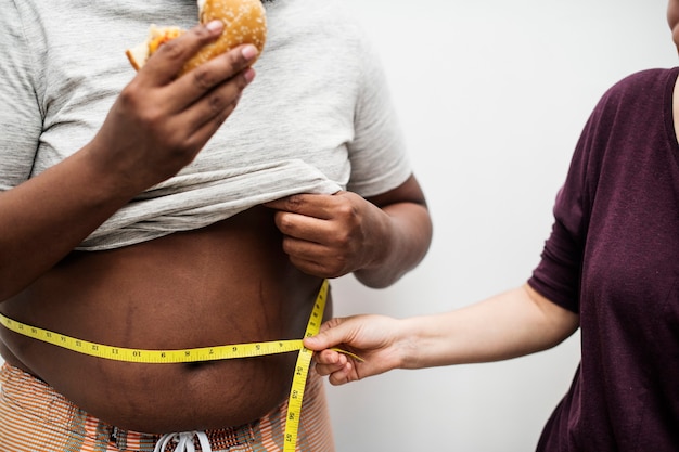 Homme mangeant un gros hamburger