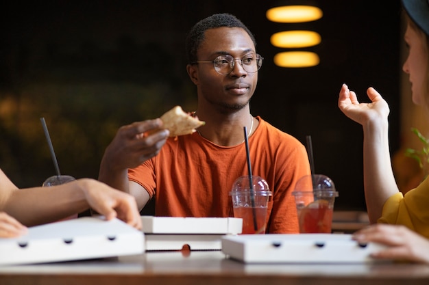 homme, manger, pizza, vue frontale