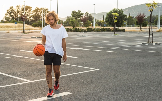 Photo gratuite homme marchant avec basket au tribunal