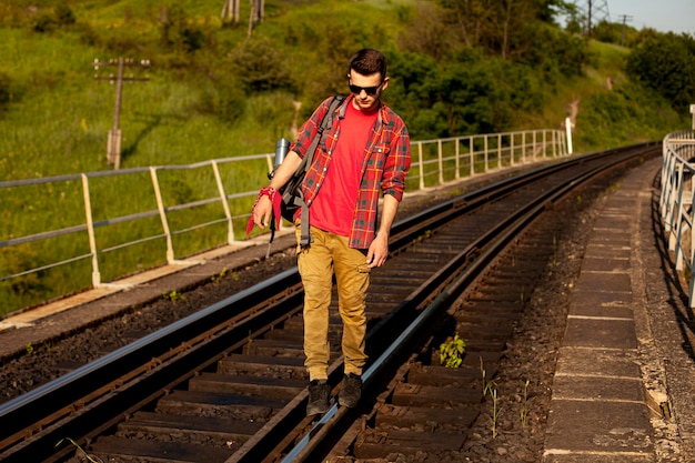 Homme marchant sur le rail du train