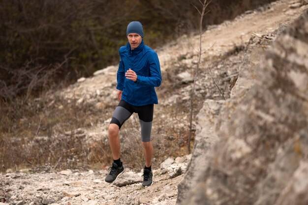 Homme marchant sur le sentier dans la nature