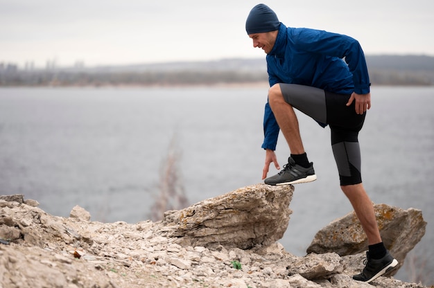 Homme marchant sur le sentier dans la nature