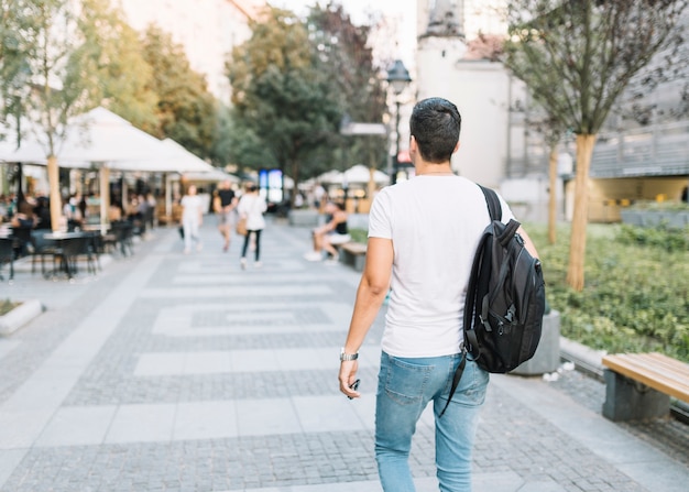 Homme marchant sur le trottoir