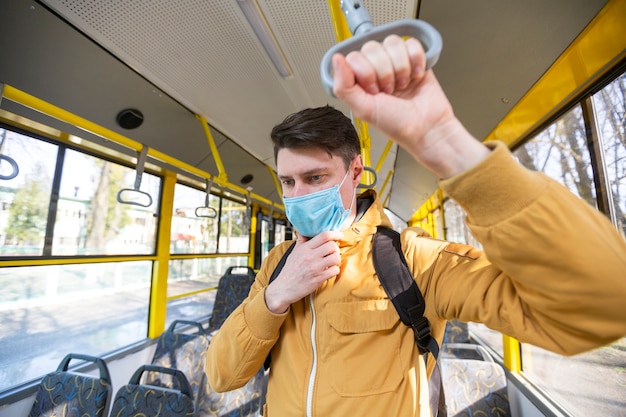 Homme avec masque chirurgical dans les transports publics