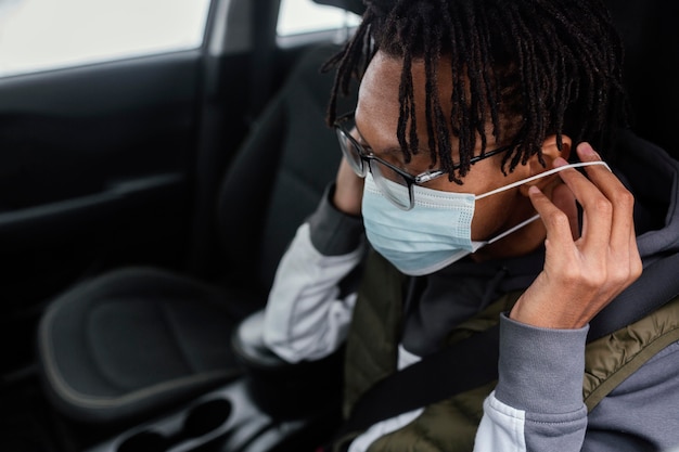 Homme avec masque en voiture