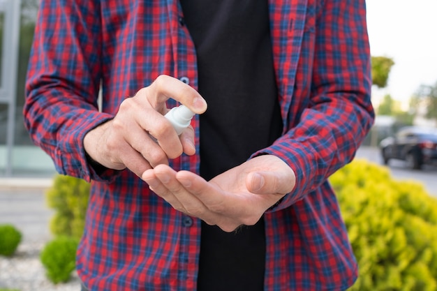 Homme méconnaissable à l'aide de désinfectant sur les mains