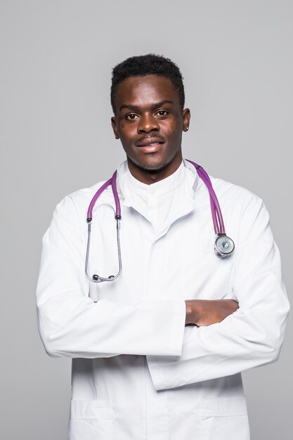 Homme médecin afro-américain noir avec fond blanc stéthoscope isolé.