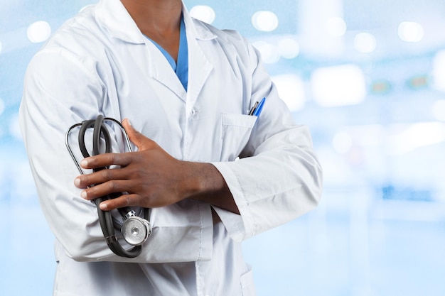 Homme médecin afro-américain.