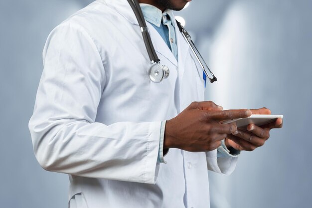 Homme médecin afro-américain.