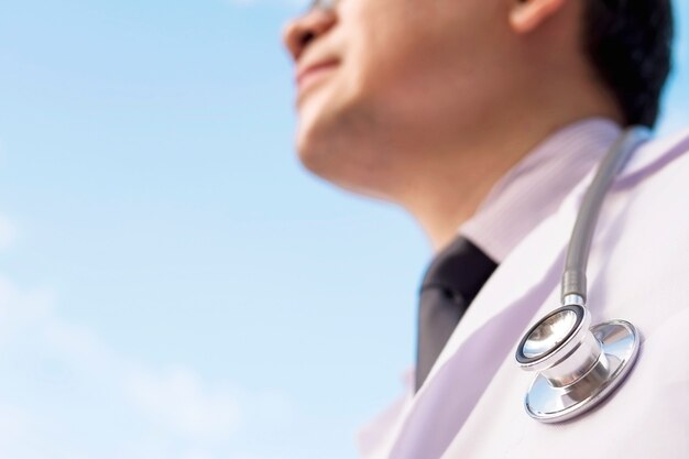 Homme médecin regarde le ciel bleu. Concept de bon avenir du service médical.