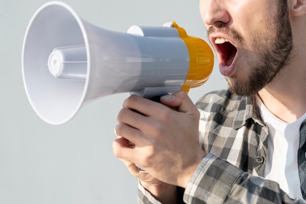 Homme avec mégaphone criant