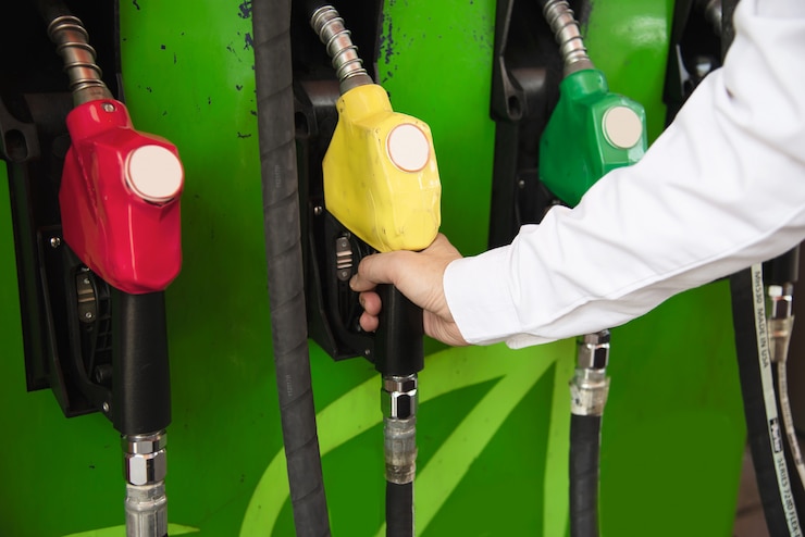 Photo gratuit un homme met de l'essence dans sa voiture dans une station-service.