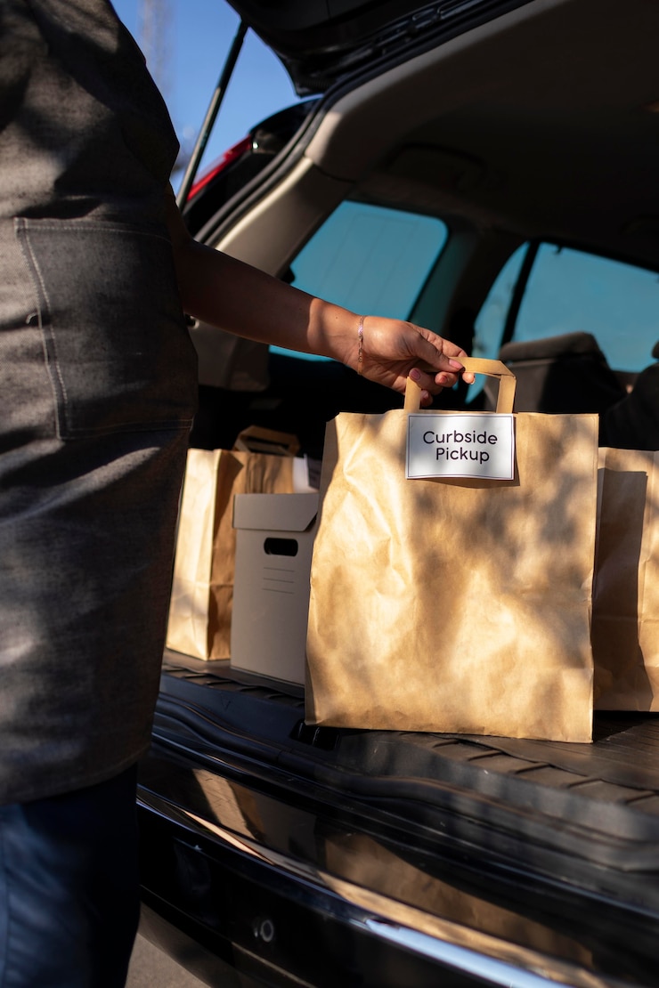 Photo gratuit homme mettant une commande dans un coffre de voiture
