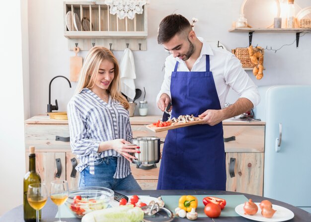 Homme, mettre, légumes, planche, dans, pot