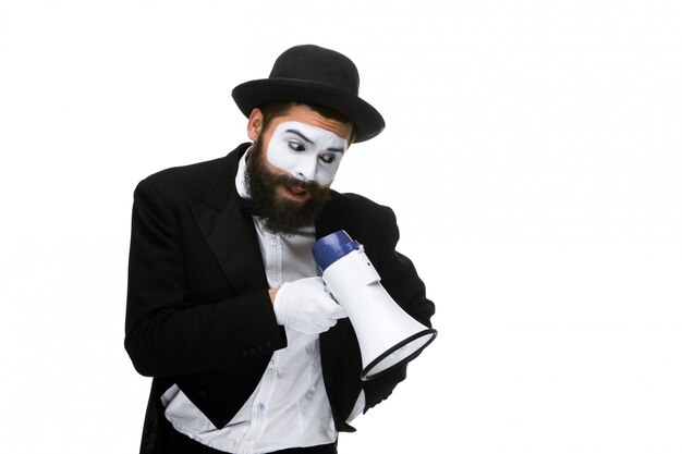 Homme avec un mime visage criant dans un mégaphone