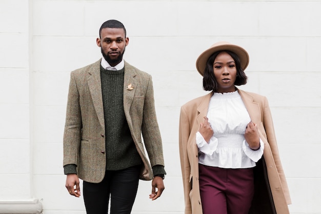 Homme à la mode et femme posant