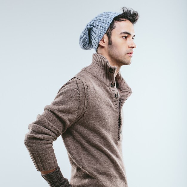Homme à la mode en hiver des vêtements tricotés