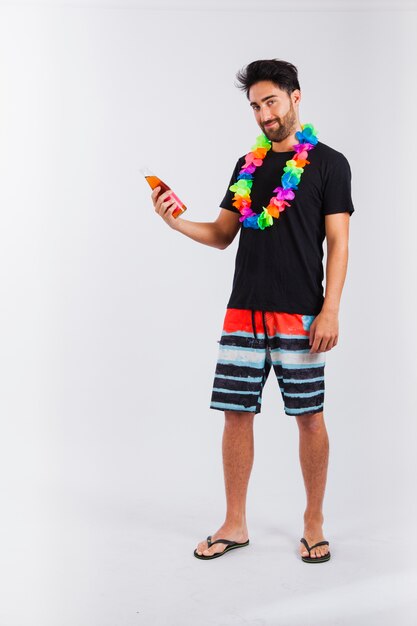 Homme en mode plage hawaii