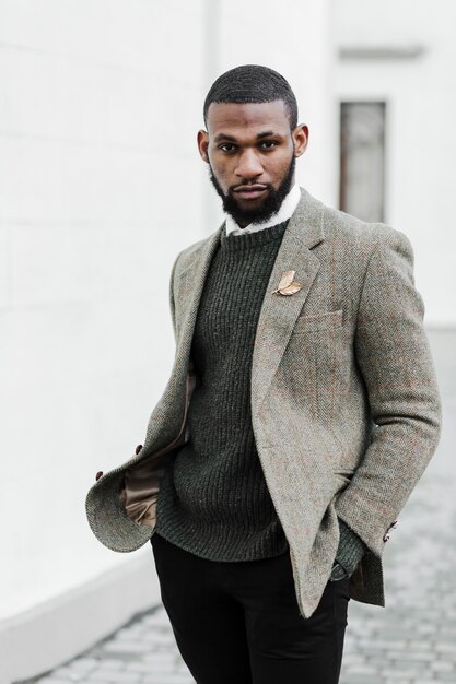Homme à la mode, posant à l'extérieur