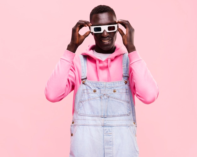 Homme à la mode posant avec des lunettes 3d