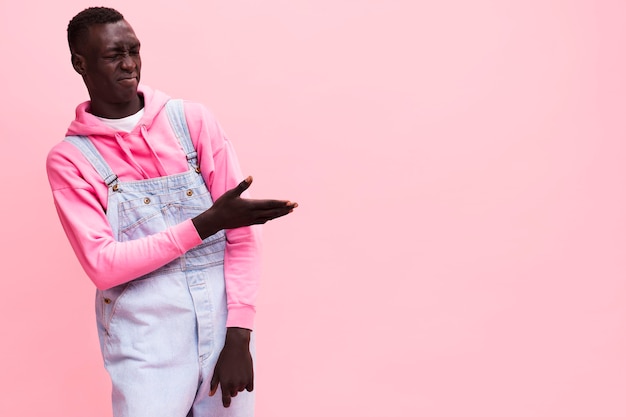 Homme à la mode qui pose en studio