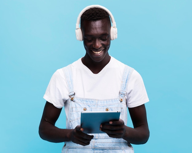 Homme à la mode qui pose en studio