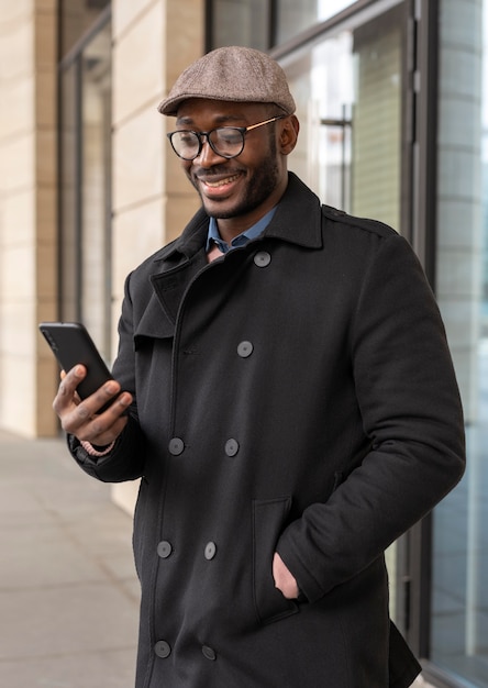 Homme Moderne à L'aide De Son Téléphone à L'extérieur
