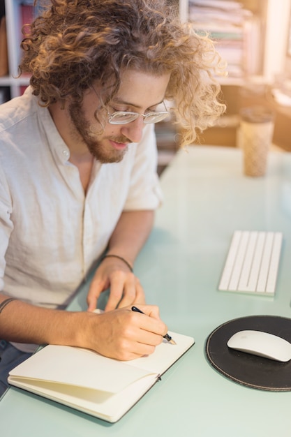 Photo gratuite homme moderne au bureau