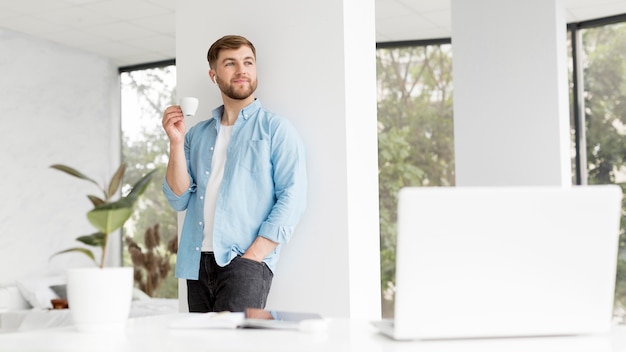 Homme moderne, boire du café