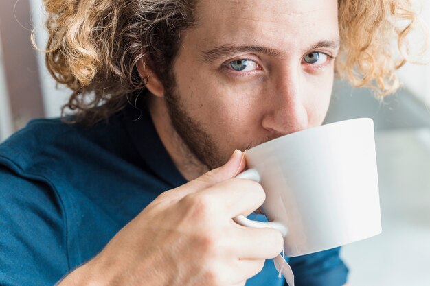 Homme moderne, buvant du café