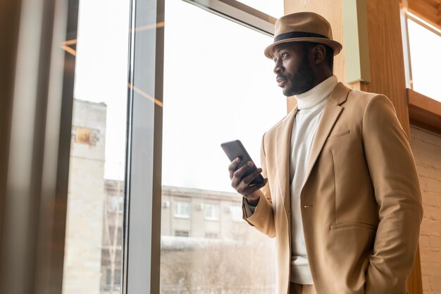 Homme moderne en costume beige