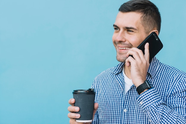 Homme moderne faisant un appel téléphonique