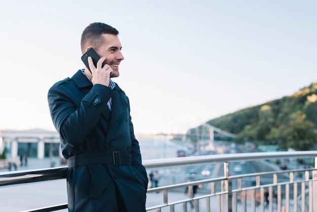 Homme moderne faisant un appel téléphonique