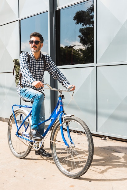 Photo gratuite homme moderne, lunettes de soleil sur son vélo