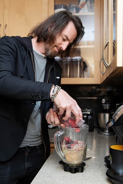 Homme moderne passant du temps dans la cuisine