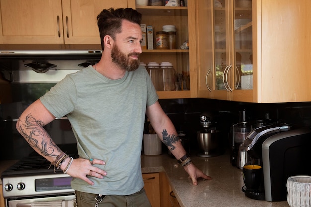 Homme moderne passant du temps dans la cuisine