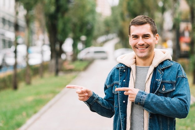 Homme moderne pointant du côté de la ville