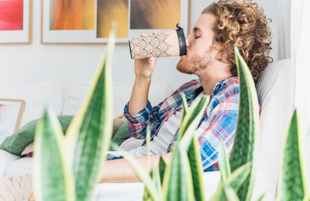 Homme moderne se détendre sur un canapé