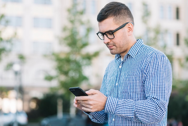 Homme moderne avec smartphone