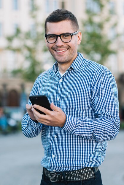 Homme moderne avec smartphone